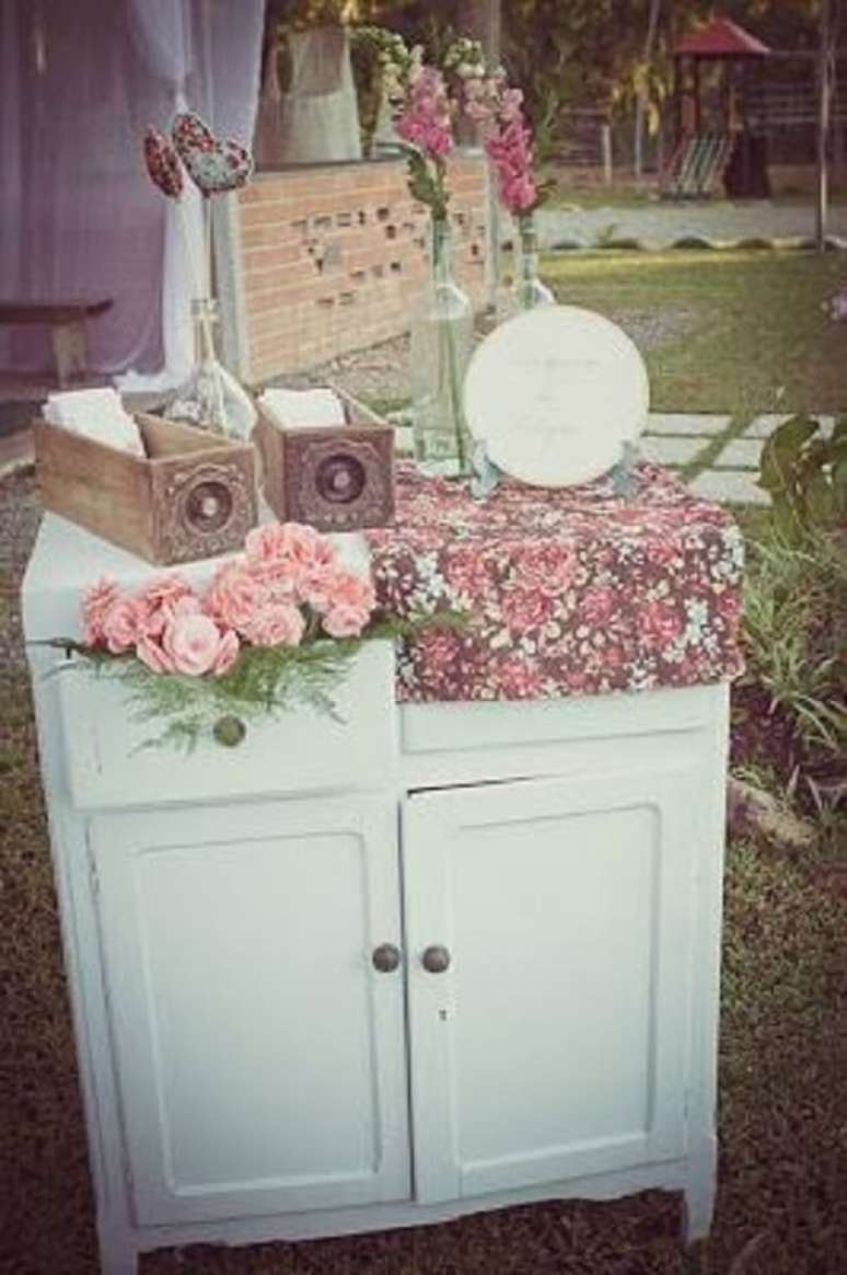 36 &ndash; Decora&ccedil;&atilde;o vintage casamento com criado-mudo. Fonte: Revista iCasei