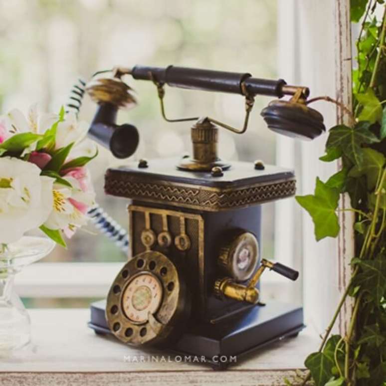 45 &ndash; Telefone vintage para a decora&ccedil;&atilde;o de casamento. Fonte: Cas&oacute;rio na Serra
