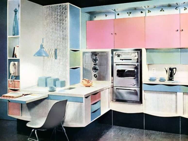 25 &ndash; Decora&ccedil;&atilde;o vintage para cozinha nas cores rosa e azul. Fonte: Anita Bem Criada
