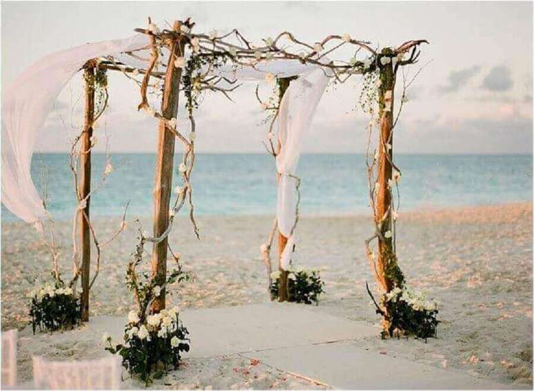 1. A decoração de casamento na praia comumente tem detalhes bem rústicos e simples – Foto: Pinterest