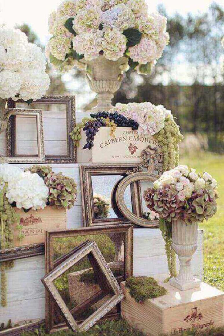 52 &ndash; Molduras em madeira e flores em tons s&oacute;brios comp&otilde;em a decora&ccedil;&atilde;o vintage. Fonte: Bride to Bride