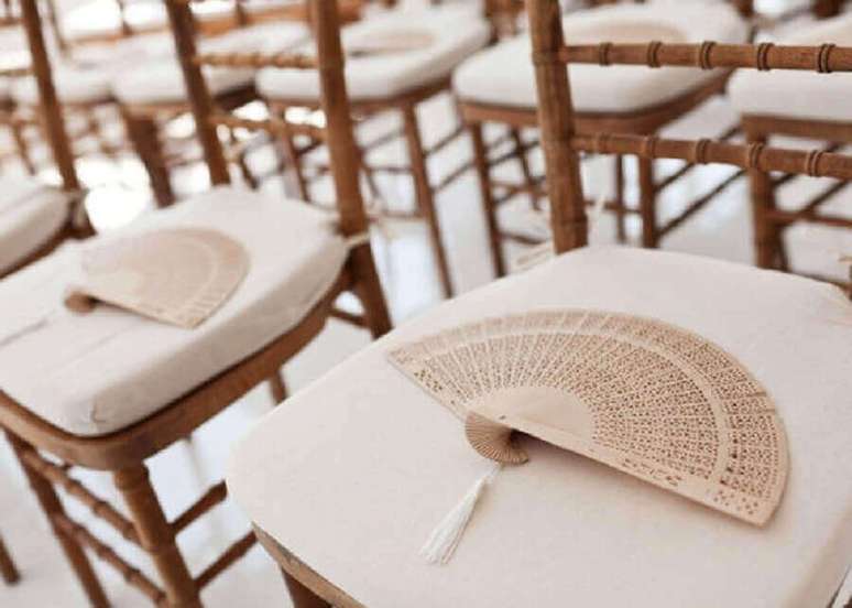 9. O leque é um item muito útil para os convidados durante o noivado na praia – Foto: Spazio Buffet