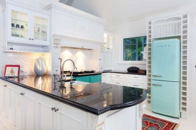 24 &ndash; Decora&ccedil;&atilde;o vintage para cozinha mesclando as cores azul e branco. Fonte: Anita Bem Criada