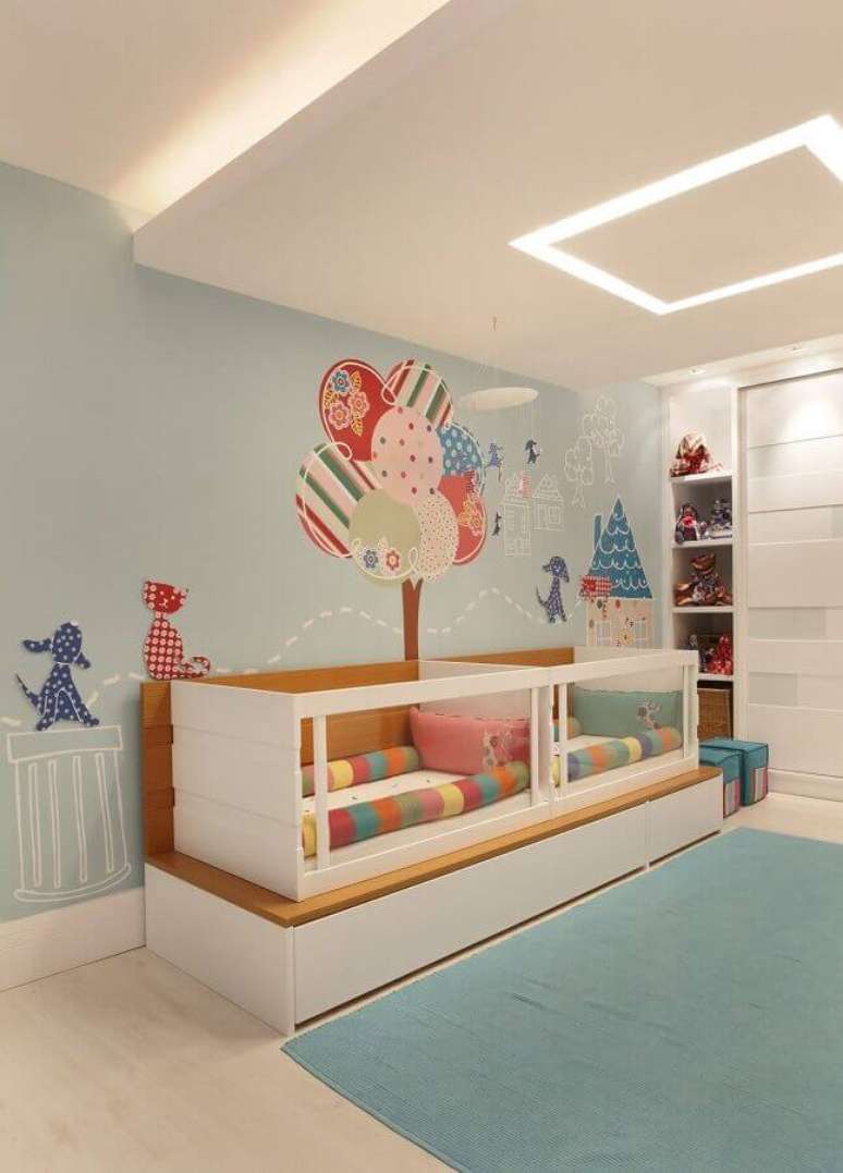 8. Decoração criativa e alegre para quarto de bebê gêmeos planejado – Foto: Elizabeth Bright