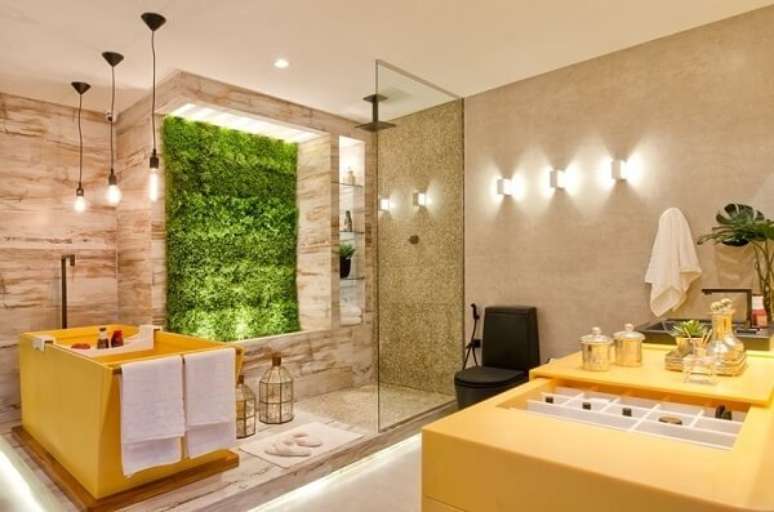 47- As plantas para banheiro foram um jardim vertical na &aacute;rea de banho. Fonte: Marmoraria Granobre