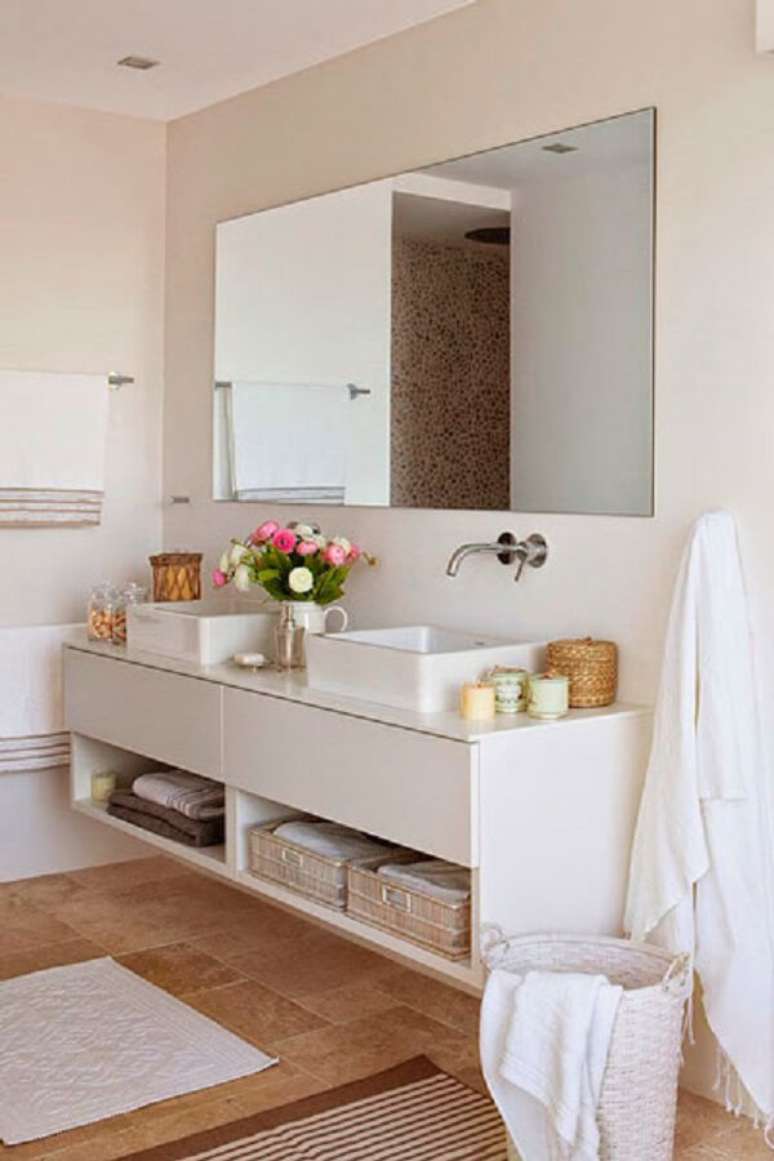 34- As plantas para banheiro podem ser acomodadas em jarros sobre a bancada. Fonte: Studio 1202