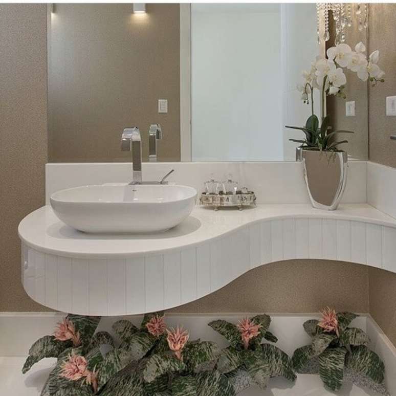 44- As Brom&eacute;lias s&atilde;o plantas para banheiro que se adaptam a umidade. Fonte: Construindo Minha Casa Clean