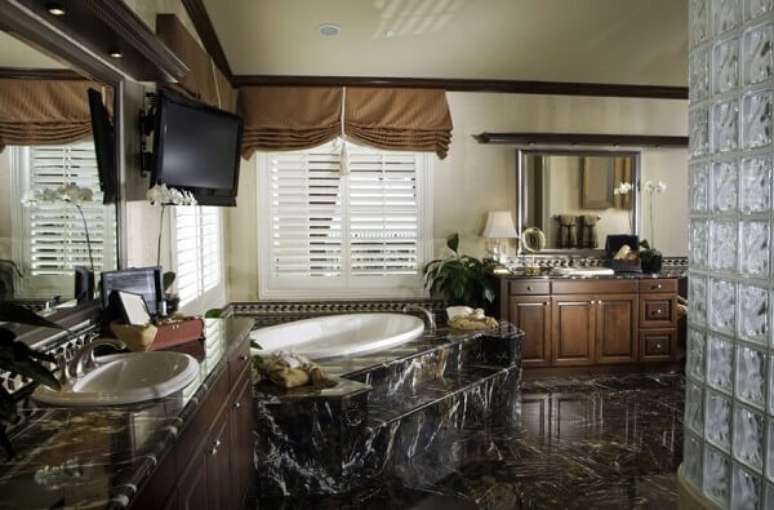 36- As plantas para banheiro como o L&iacute;rio da Paz de porte de m&eacute;dio e as orqu&iacute;deas se adaptam perfeitamente. Fonte: Aliexpress