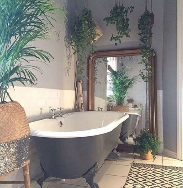 48- O ambiente foi decorado com v&aacute;rias plantas para banheiro em vasos ou penduradas. Fonte: Jardim do Mundo