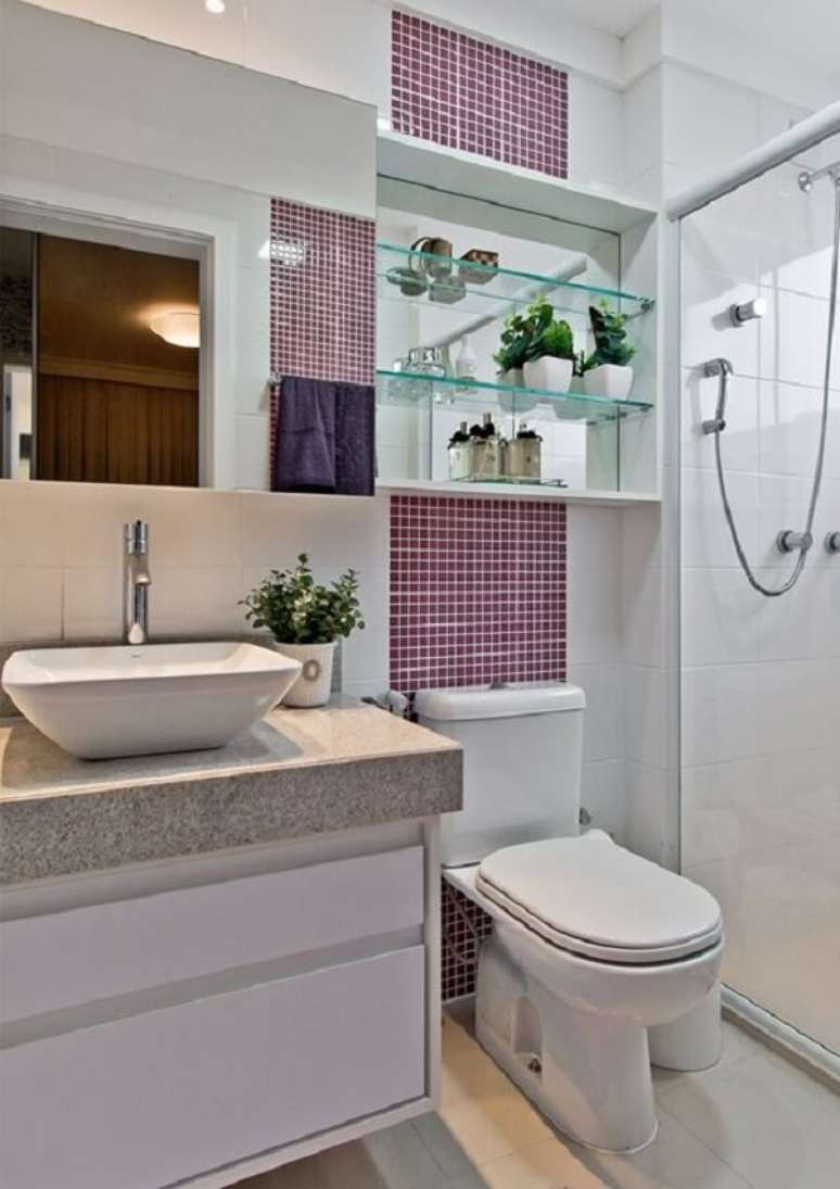 42- No nicho espelhado com prateleiras de vidro temperado, o par de vasos brancos acomodam as plantas para banheiro. Fonte: Pinterest