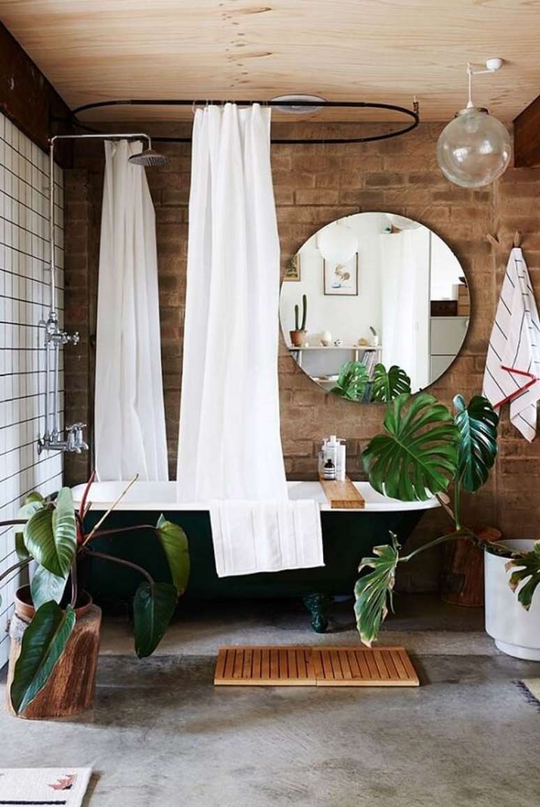 37- No banheiro r&uacute;stico, as plantas para banheiro foram colocadas perto do chuveiro e da banheira. Fonte: Ideias Decor