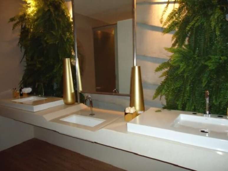45- As plantas para banheiro como a Samambaia s&atilde;o ideais para fazer jardins verticais. Fonte: Decora&ccedil;&atilde;o de Interiores e Paisagismo