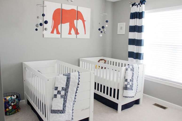 11. Decoração cinza e azul marinho para quarto de gêmeos com berço branco e quadro de elefante – Foto: Pinterest