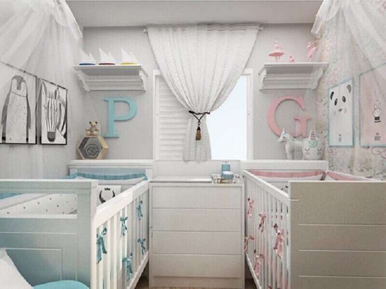 5. Decoração delicada para quarto de bebê gêmeos casal com detalhes em rosa e azul – Foto: Rebeca Kerst