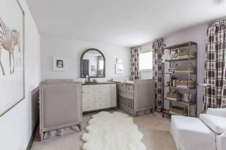 13.. Decoração com cores neutras para quarto de bebê gêmeos com tapete felpudo branco – Foto: Pinosy