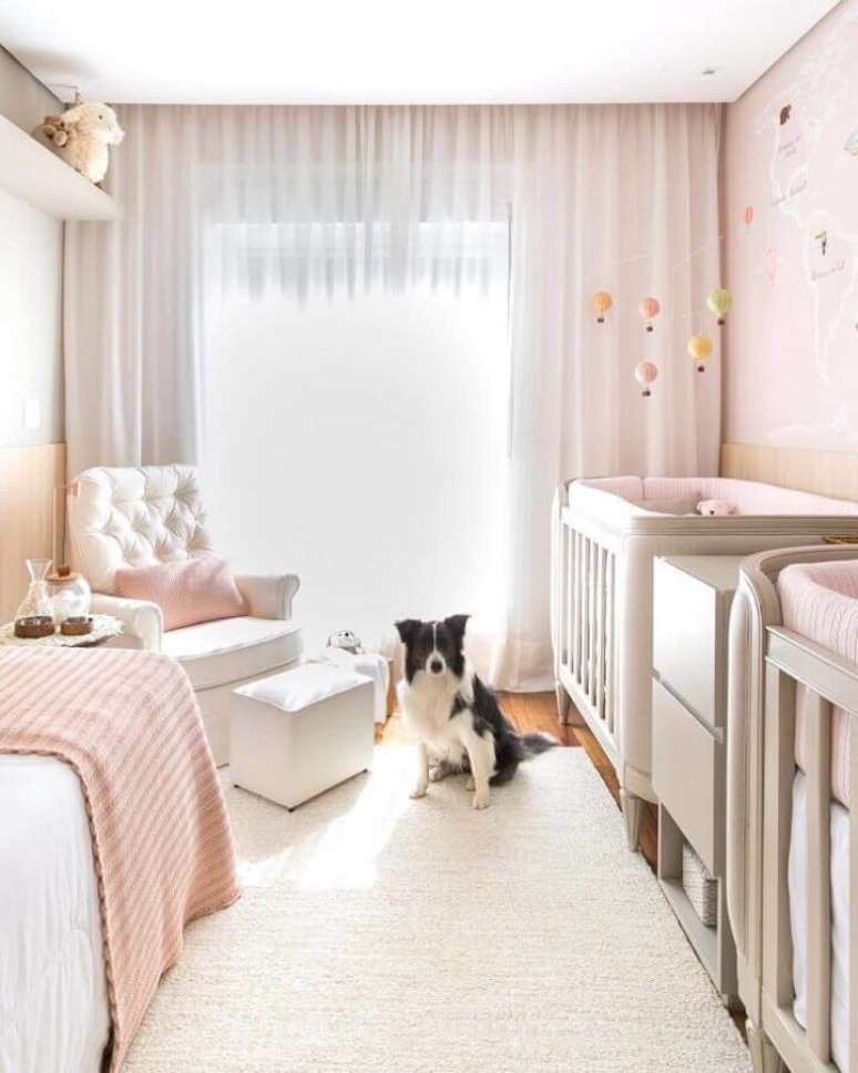 14. Decora&ccedil;&atilde;o clean para quarto de beb&ecirc; g&ecirc;meos feminino com detalhes em rosa bem claro &ndash; Foto: Studio RG