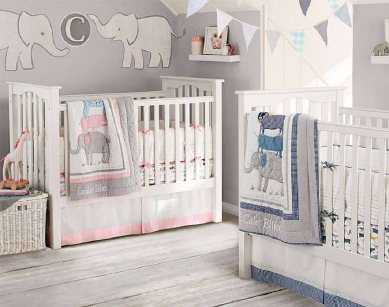 16. Decora&ccedil;&atilde;o em tons neutros para quarto de beb&ecirc; g&ecirc;meos casal com detalhes em azul e rosa e adesivo de elefantinho na parede &ndash; Foto: Neu dekoration stile