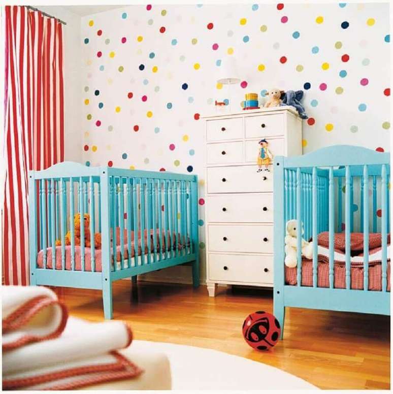 6. Aqui as cores alegres deram um toque bem divertido para o quarto de bebê gêmeos – Foto: Be Creative