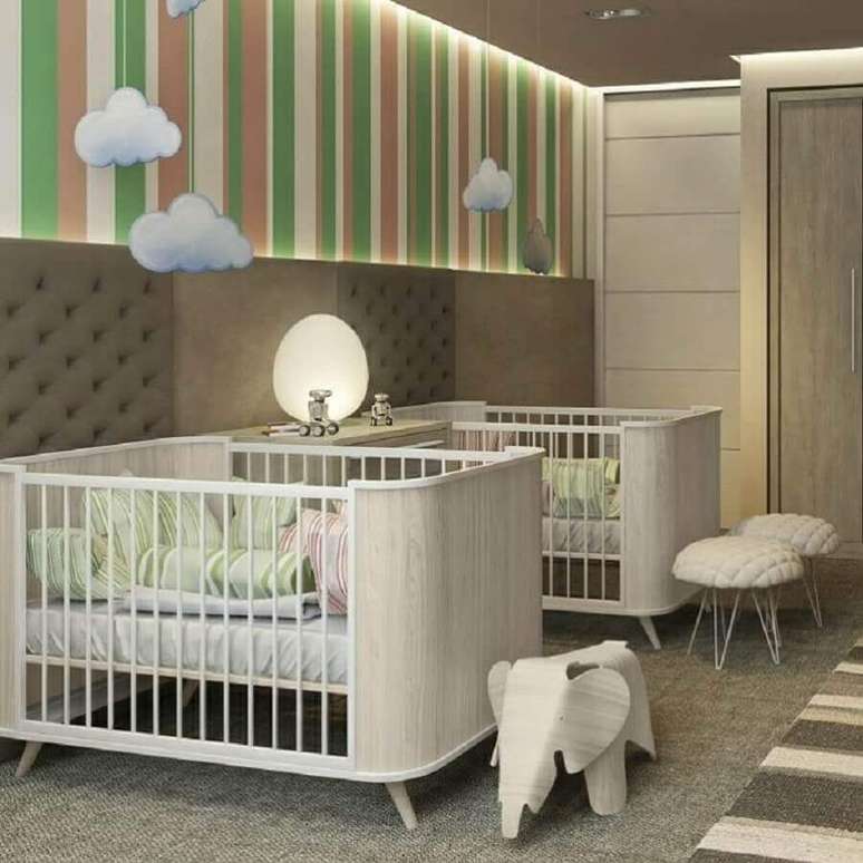 18. Decoração com cores neutras para quarto de bebê gêmeos casal com papel de parede listrado – Foto: Studio Prima Arq. & Design
