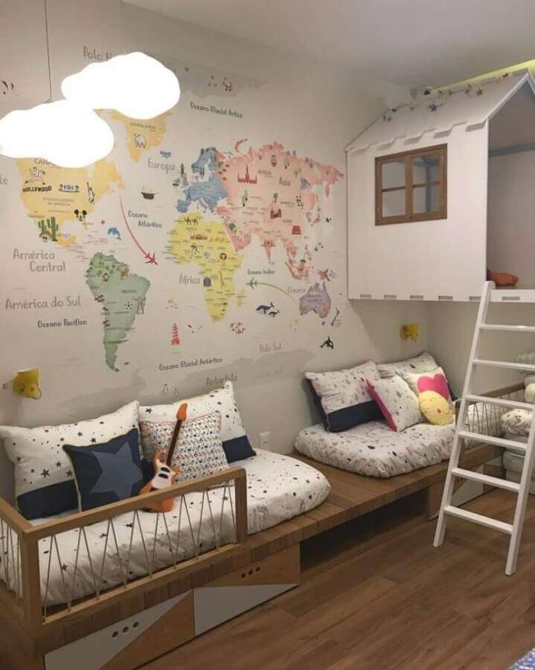 20. É importante que o quarto de casal de gêmeos tenha um espaço para eles estudarem e brincar – Foto: Nina Moraes Design Infantil