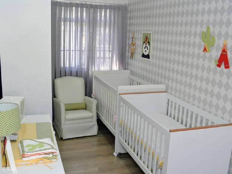 22. Quarto de bebê gêmeos planejado com cores neutras e claras – Foto: BabyCenter