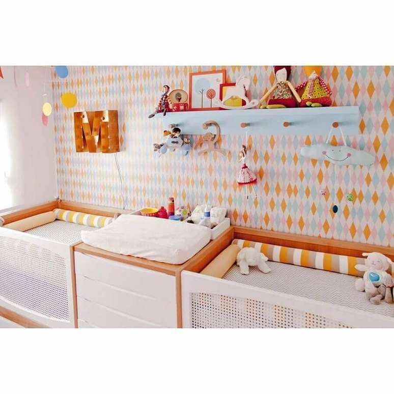 7. Invista em móveis planejados para o quarto de bebê gêmeos pequeno – Foto: Pinosy