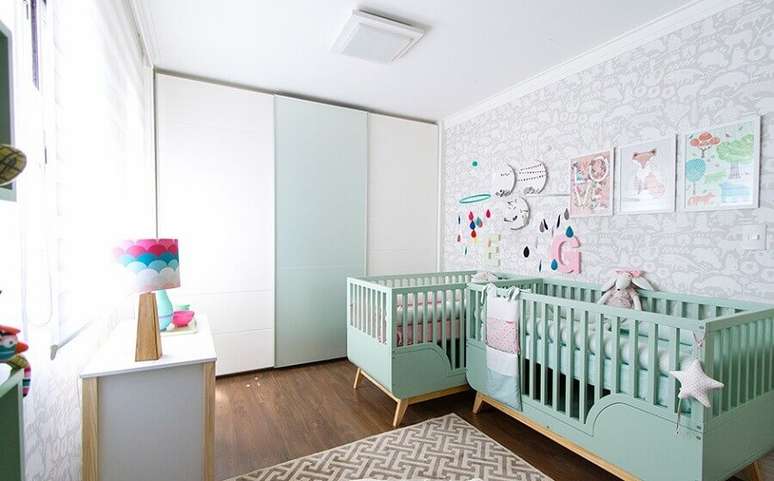24. Decoração divertida para quarto de bebê gêmeos com berço verde água e papel de parede cinza – Foto: Transforme sua Casa