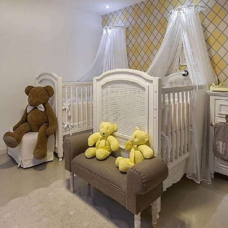 26. Decoração em tons neutros para quarto de bebê gêmeos com dossel – Foto: Atelier Bless Barn