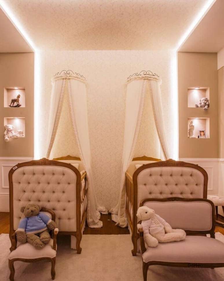27. O quarto de bebê gêmeos de menina com decoração de princesa fica super super charmoso – Foto: Rebeca de França Arquitetura