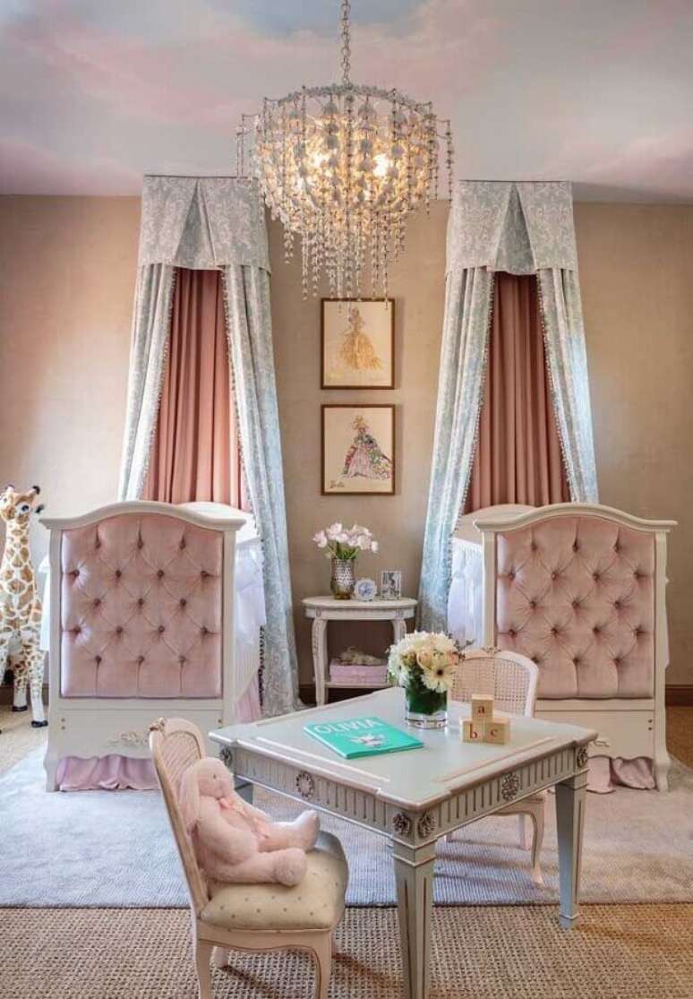 3. Decora&ccedil;&atilde;o para quarto de beb&ecirc; g&ecirc;meos estilo quarto de princesa com delicado tom de rosa e ber&ccedil;o com dossel e acabamento capiton&ecirc; &ndash; Foto: Neu dekoration stile