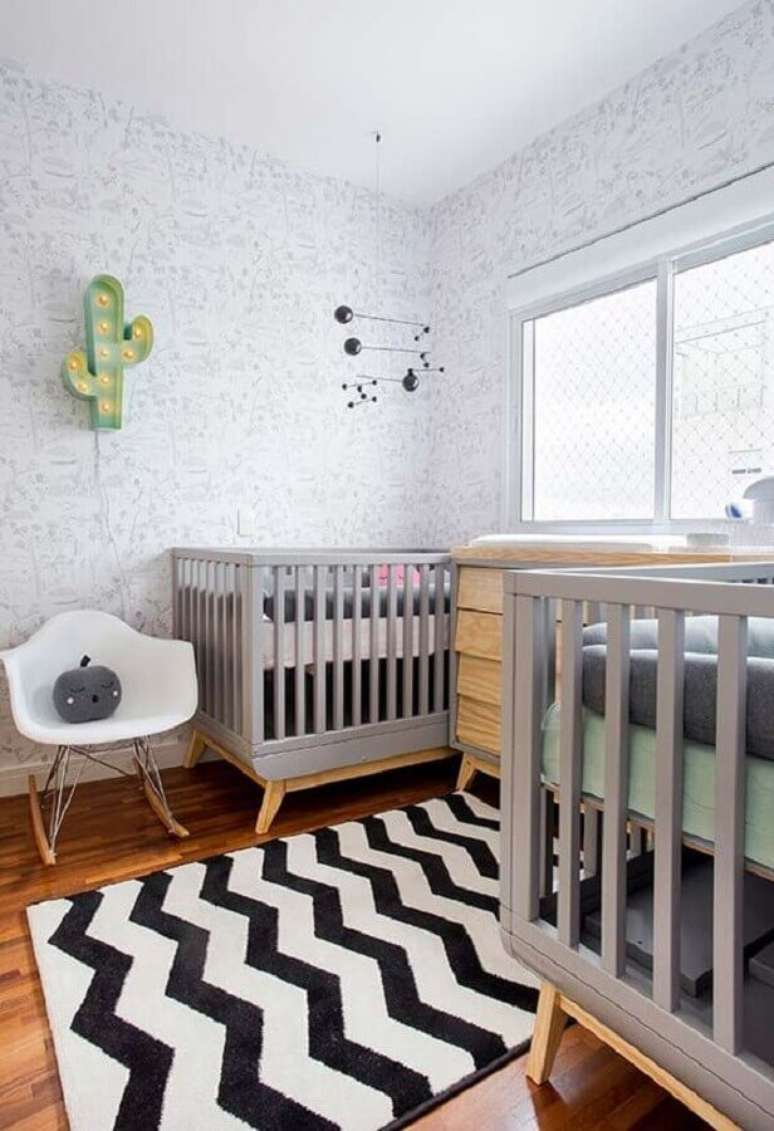 32. Tons de cinza são ótimos para decoração de quarto de bebê gêmeos casal – Foto: Pinterest