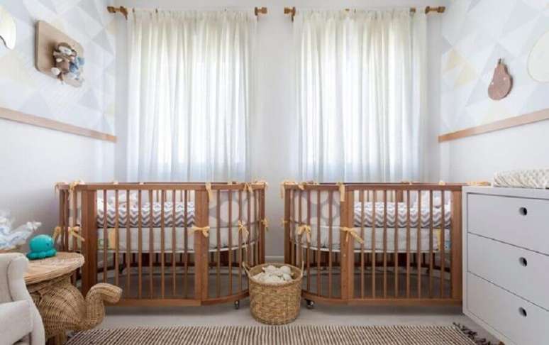 31.. Decoração neutra para quarto de gêmeos com berço de madeira e cômoda branca – Foto: Baby Dreams Goiânia