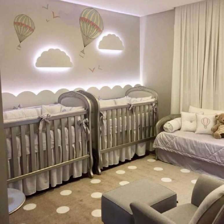 33. Linda decoração para quarto de gêmeos todo em tons de cinza com luminária de nuvem e adesivos de balões – Foto: Maraú Design