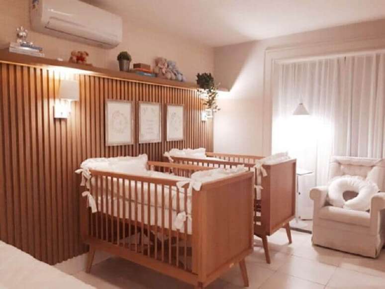 34. Detalhes em madeira são ótimos para levar sensação de conforto para o quarto de bebê gêmeos – Foto: Pinosy