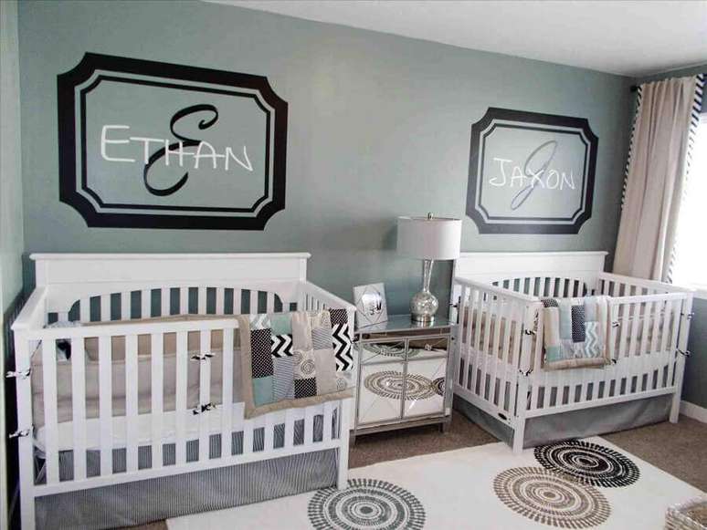 35. Decoração simples para quarto de gêmeos com nome dos bebês na parede – Foto: Noaki Jewelry