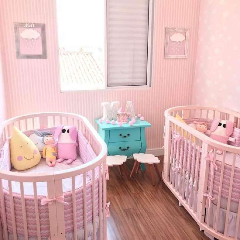 2. Decoração toda rosa para quarto de bebê gêmeos feminino com o criado mudo azul Tiffany dando um toque ainda mais divertido ao ambiente – Foto: Jéssica Rossi