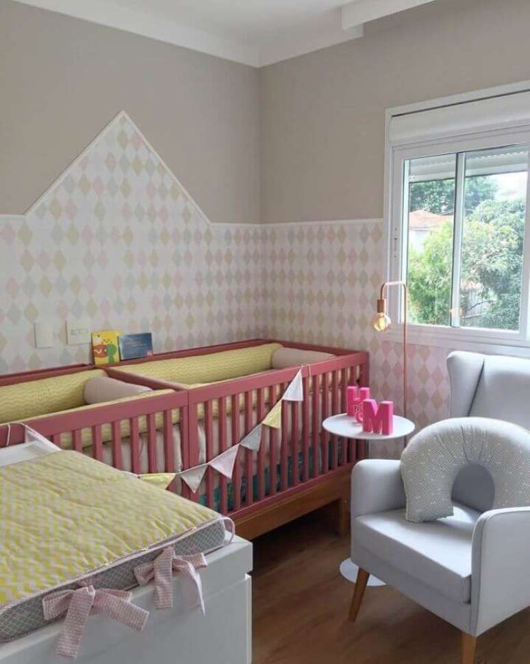 36. Decoração para quarto de bebê gêmeos casal com berço colorido e papel de parede neutro – Foto: Tatiana Yokota Arquitetura