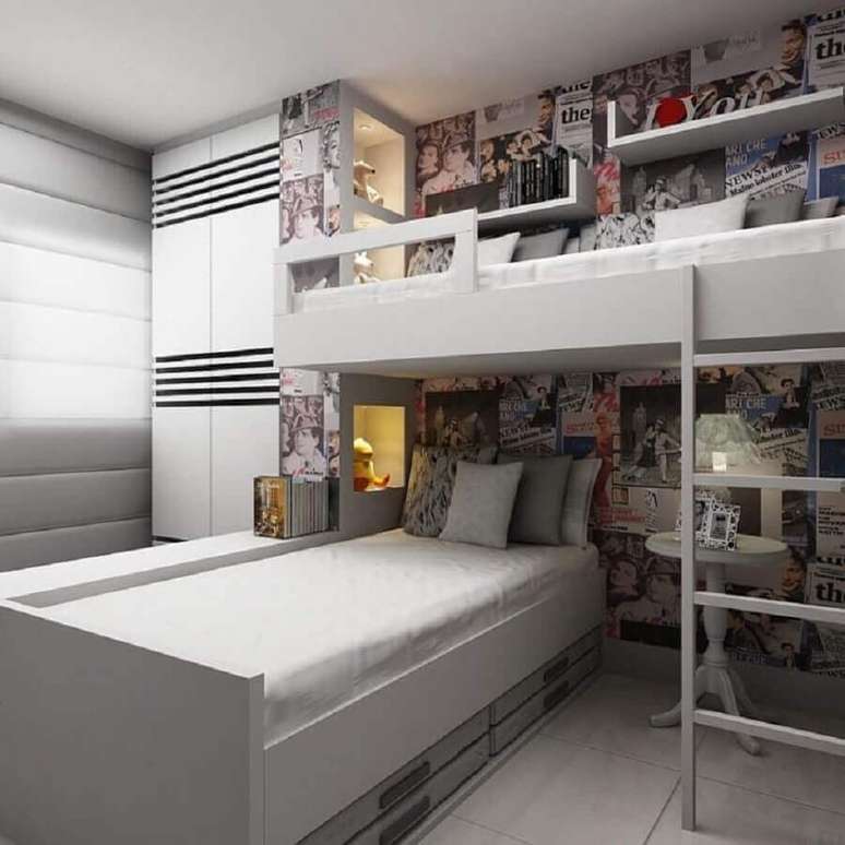 37. Decora&ccedil;&atilde;o para quarto de g&ecirc;meos com m&oacute;veis planejados e v&aacute;rios recortes de revistas na parede &ndash; Foto: Flavia Guidarini Becker