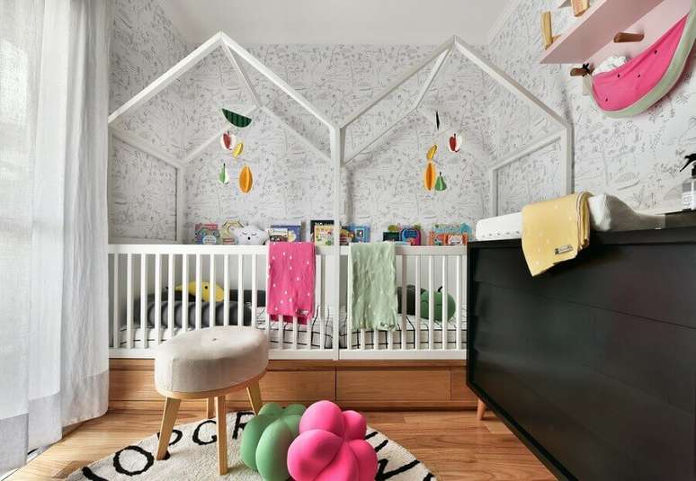 38. Decoração para quarto de casal de gêmeos com cama montessoriana e papel de parede neutro – Foto: Pinterest