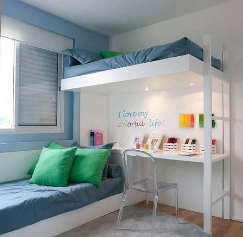 9. Decora&ccedil;&atilde;o clean para quarto de g&ecirc;meos casal todo branco com &aacute;rea de trabalho e cadeira de acr&iacute;lico &ndash; Foto: 321achei
