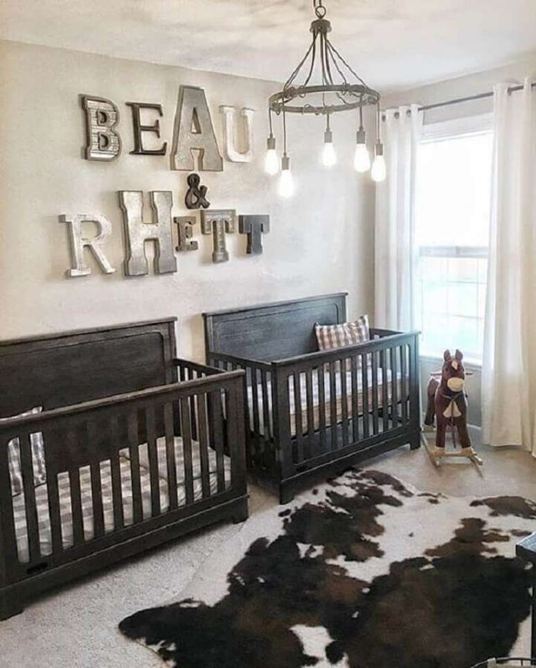 44. Detalhes r&uacute;sticos tamb&eacute;m podem deixar o quarto de beb&ecirc; g&ecirc;meos mais aconchegante &ndash; Foto: Pinosy