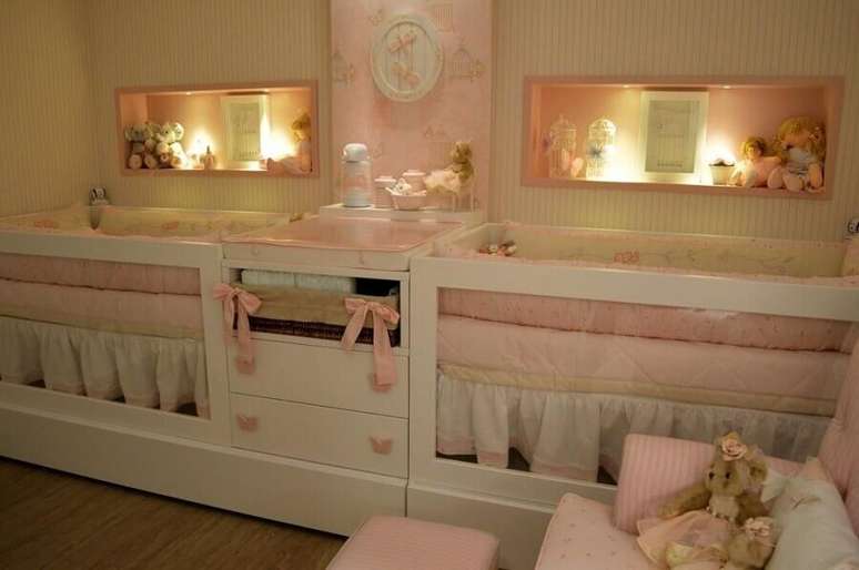 48. Delicada decoração em tons de rosa para quarto de bebê gêmeos planejado com nichos embutidos – Foto: Pinosy