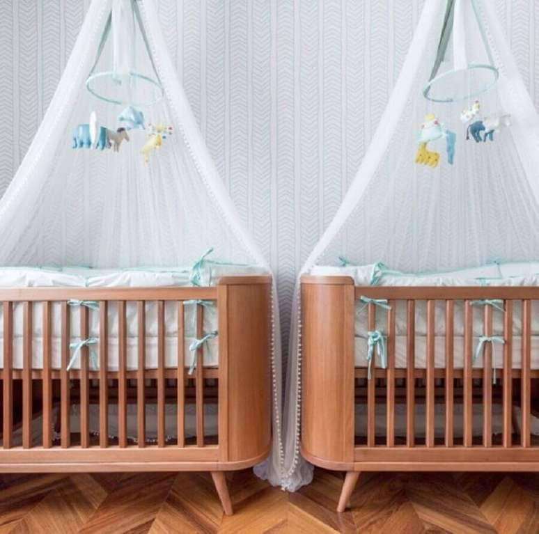 50. Berços de madeira para quarto de gêmeos – Foto: Ameise Design