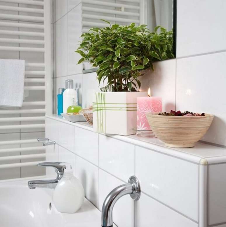 30- As plantas para banheiro artificiais s&atilde;o uma excelente op&ccedil;&atilde;o para &aacute;reas escuras e sem ventila&ccedil;&atilde;o natural. Fonte: Encante Mais