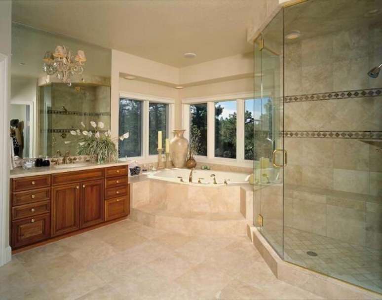 33- No grande ambiente decorado, as plantas para banheiro foram colocadas sobre a bancada de m&aacute;rmore. Fonte: Dica de Hoje