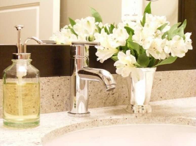 14- O vaso de planta para banheiro &eacute; prateado e combina com os metais. Fonte: Verbena Flores