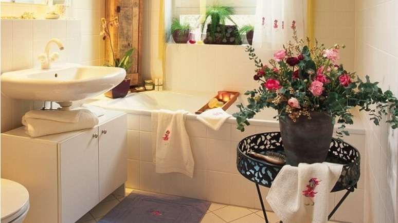 15- Na decora&ccedil;&atilde;o, as plantas para banheiro foram colocadas na janela, banheira e suporte de ch&atilde;o. Fonte: Westwing