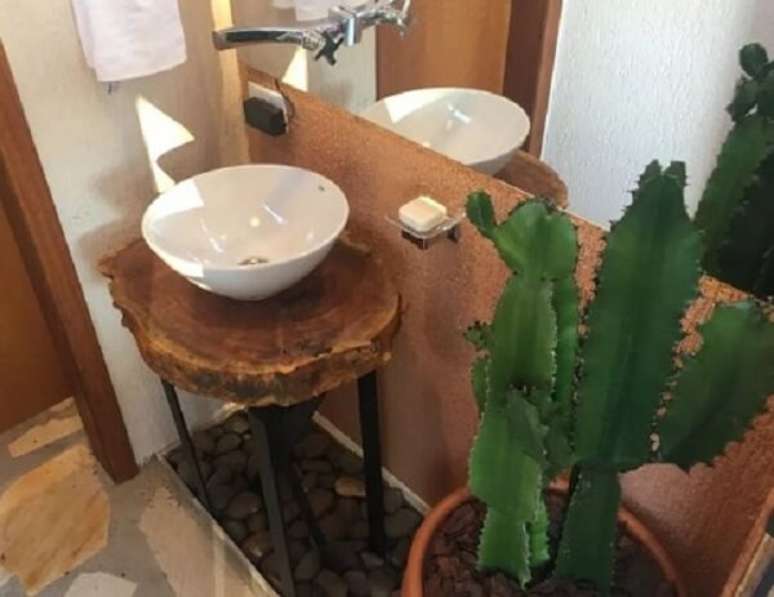 28- No banheiro r&uacute;stico, o cactos complementa a decora&ccedil;&atilde;o. Fonte: Decorando Casas