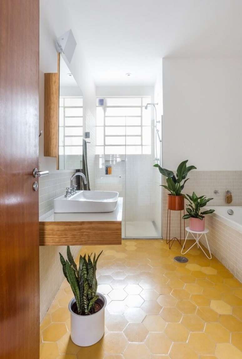 7- As plantas para banheiro grande podem formar um verdadeiro jardim dentro da sua casa. Fonte: Selvvva