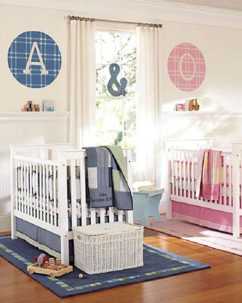 56. Decoração clean para quarto de bebê gêmeos casal com detalhes em rosa e azul – Foto: Pequena Mila